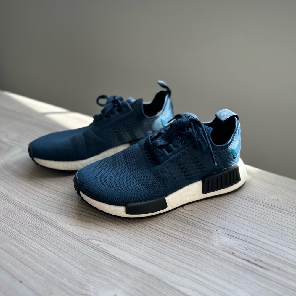 Adidas NMD R1 in Navy